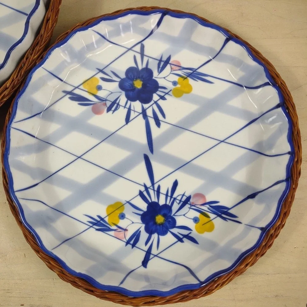 Vtg Blue White Window Pane Floral Quiche Tart Baking Dishes with Wicker Trays